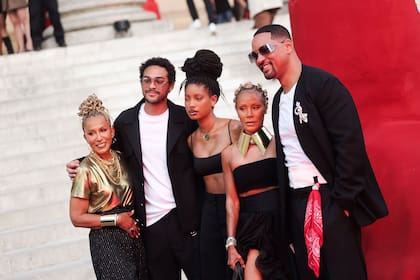 De izquierda a derecha: Adrienne Banfield-Norris, Trey Smith, Willow Smith, Jada Pinkett Smith y Will Smith en el desfile de Christian Louboutin, el 24 de junio de 2026, en París