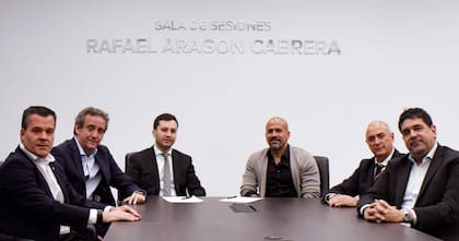 De izquierda a derecha: Agustín Forchieri, secretario general de River, Ignacio Villarroel (vicepresidente segundo de River), Stefano Di Carlo, Juan Sebastián Verón, Juan Martín Cerolini (vocal titular de Estudiantes de La Plata) y Martín Gorostegui (vicepresidente primero de Estudiantes de La Plata)