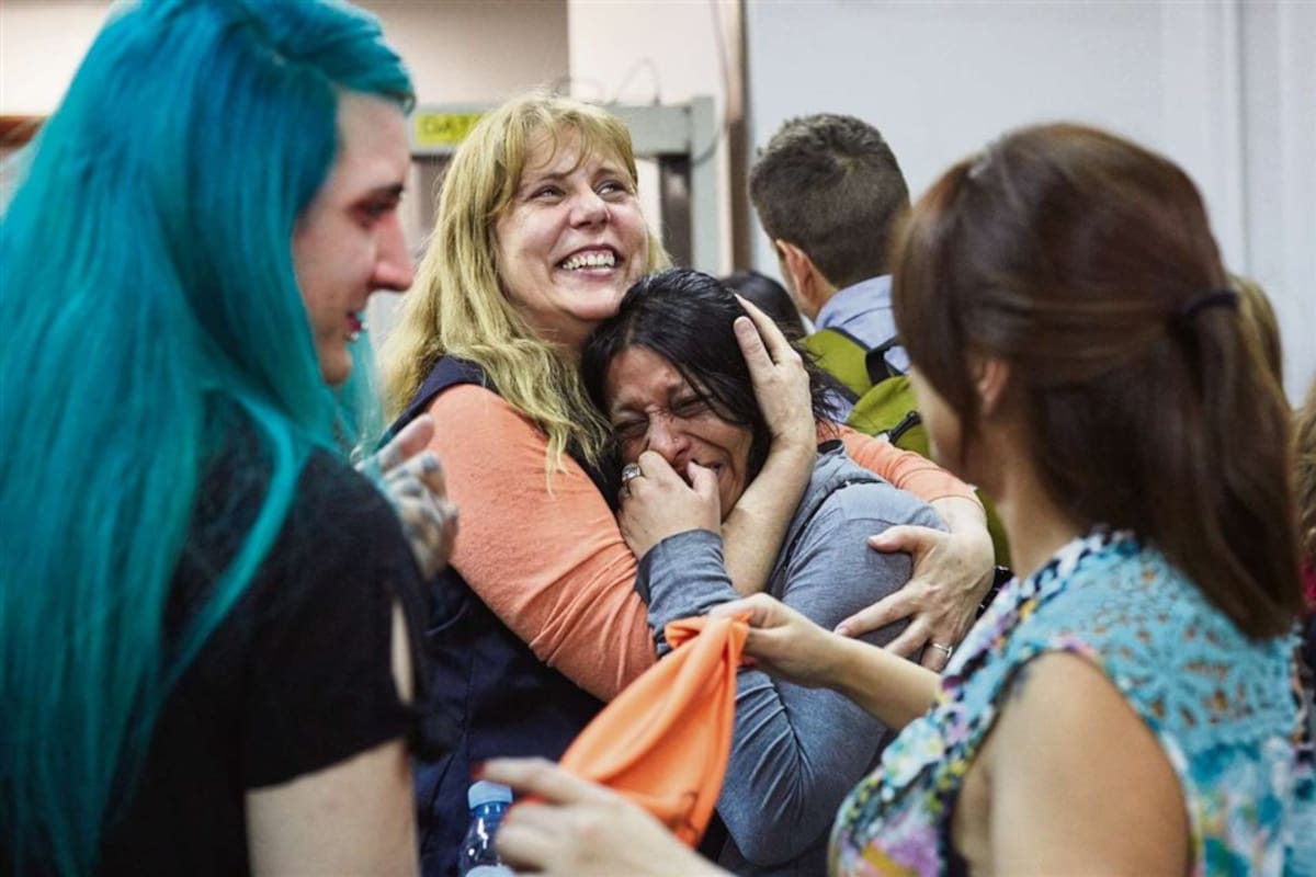 De izquierda a derecha: Agustina Mercado (víctima), Marcela Guillen (Centro de Asistencia a Víctimas de Delito
del Ministerio de Seguridad) y Silvana Sosa, madre de Vanina Garay Sosa, otra de las víctimas (de espaldas)