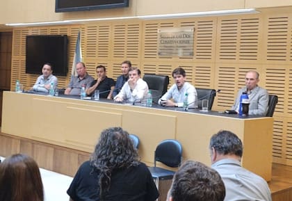 De izquierda a derecha: Alberto Arrúa, Daniel Vancsik, el ex gobernador Oscar Herrera Ahuad (diputados nacionales), Sebastián Macías (titular de la Legislatura), Carlos Rovira, el vicegobernador Lucas Romero Spinelli y el intendente de Posadas, Lalo Stelatto, a quien Rovira mandó a "caminar la provincia".