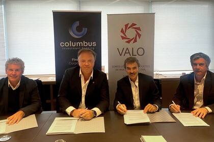 De izquierda a derecha: Alejandro Dillon (Socio Fundador de Columbus), Juan I. Nápoli (Presidente de VALO), Norberto Mathys (Vicepresidente y CEO de VALO), Raúl Lynch (Partner de Columbus)