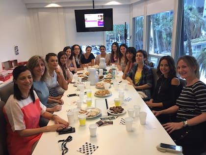 De izquierda a derecha, algunas de quienes hacemos la web de Ohlalá: Daniela, Mercedes, Lola, Gabriela, Candelaria, Patricia, Romina, Jimena, Sofía, Deborah, Karina, Inés, Guadalupe, Carina