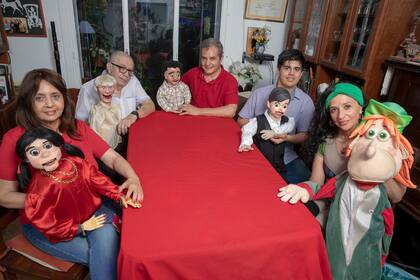 De izquierda a derecha, Alicia París con Juanita, Miguel Lembo con Pascualito, Guillermo Guardia con Simón, Franco Salerno con Enrique y Lorena Gontero con Lalo