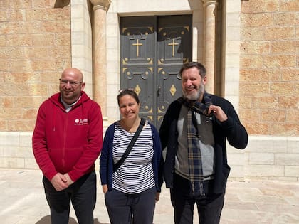(De izquierda a derecha) Anton Asfar, titular de Cáritas, Stephanie Saldaña y su marido, el sacerdote sirio católico francés, Frederick Masson (Elisabetta Piqué)