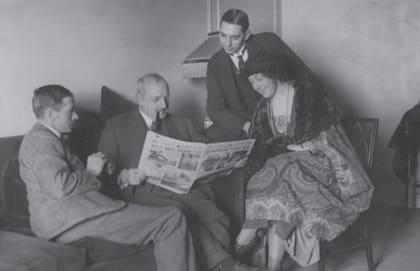 De izquierda a derecha: Archie Christie, Mayor Belcher (director de la gira), el Sr. Bates (secretario) y Agatha Christie en la gira de la Exposición del Imperio Británico de 1922