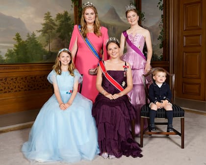 De izquierda a derecha, atrás, las princesas Catharina-Amalia de los Países Bajos y Elisabeth de Bélgica. Adelante, Estelle de Suecia, Ingrid Alexandra de Noruega y el príncipe Carlos de Luxemburgo. Foto: Lise Åserud / NTB