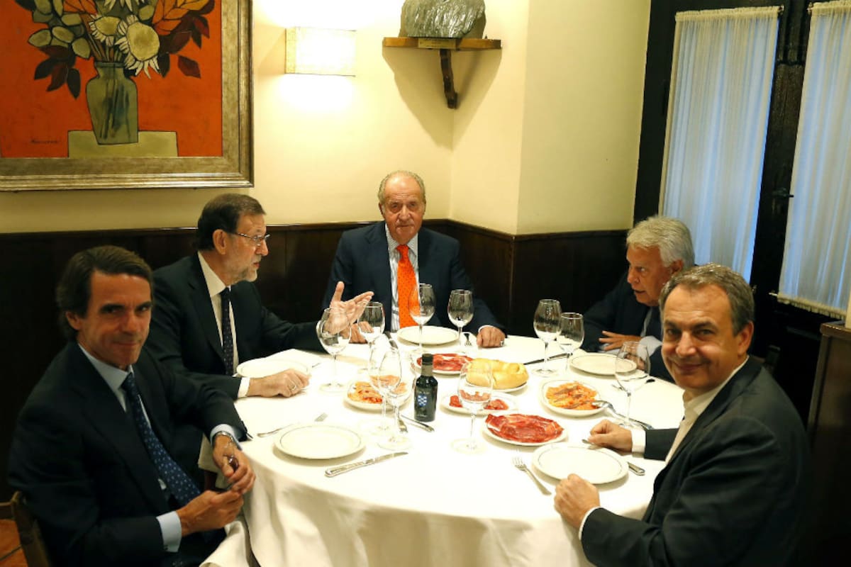De izquierda a derecha, Aznar, Rajoy, Juan Carlos de Borbón, González y Rodríguez Zapatero en una cordial cena