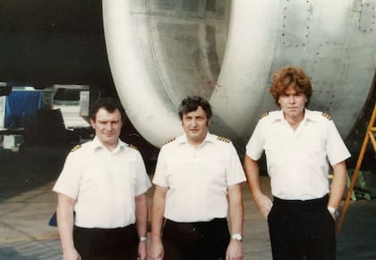 De izquierda a derecha: Barry Townley-Freeman, ingeniero de vuelo; Eric Moody, capitán; y Roger Greaves, primer oficial