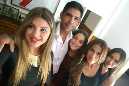 De izquierda a derecha: Belén Irigoytía (hija mayor, abogada), Joaquín y las mellizas Clara y Natalia Victoria