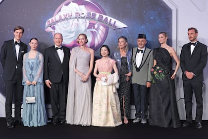 De izquierda a derecha, Ben-Sylvester Strautmann junto a la princesa Alexandra de Hannover, el príncipe Alberto II de Mónaco, la princesa Charlene de Mónaco, la princesa Akiko de Mikasa, la princesa Carolina de Mónaco, Christian Louboutin, Beatrice Borromeo y Pierre Casiraghi en el Baile de la Rosa, en marzo de 2026