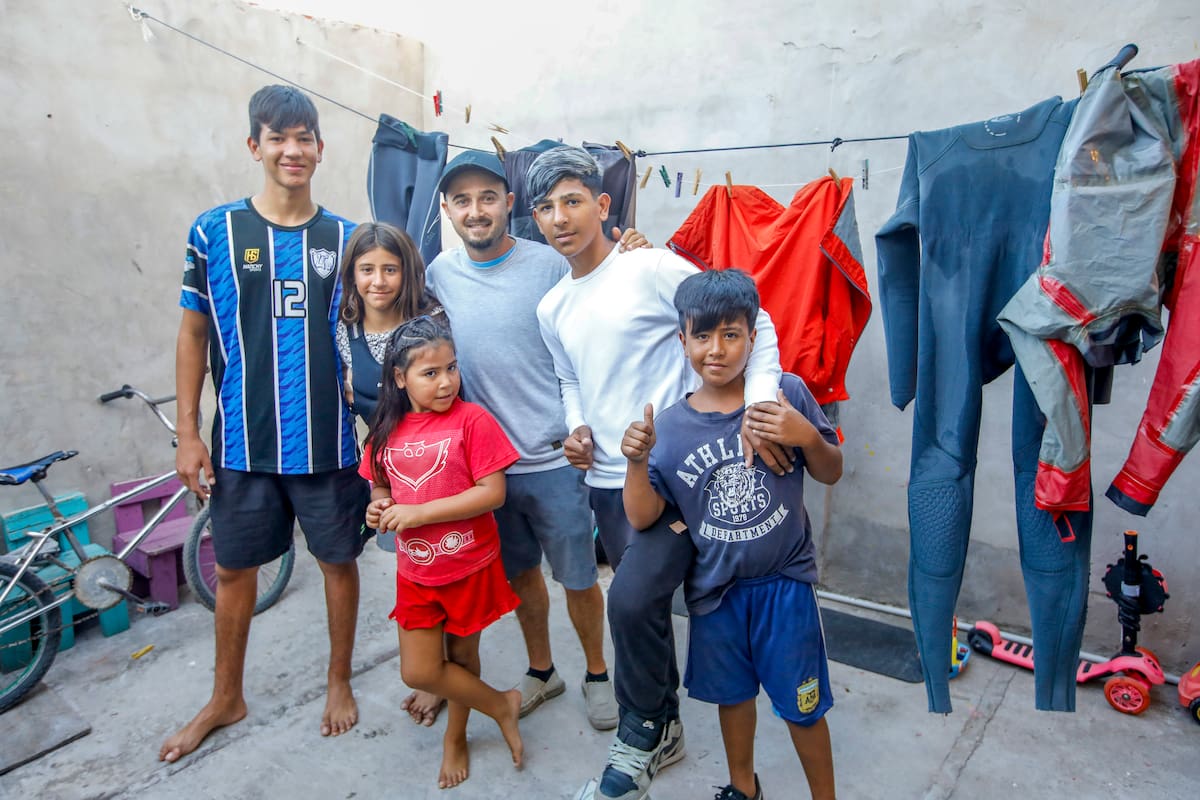 Josué, de 9, vive en La Cava y muestra el traje de navegación con el que entrena navegación