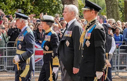 De izquierda a derecha: Carlos, Ana, Andrés y Eduardo, caminan tras el féretro de su madre, la reina Isabel II, desde Buckingham a la abadía de Westminster, el 14 de septiembre de 2022