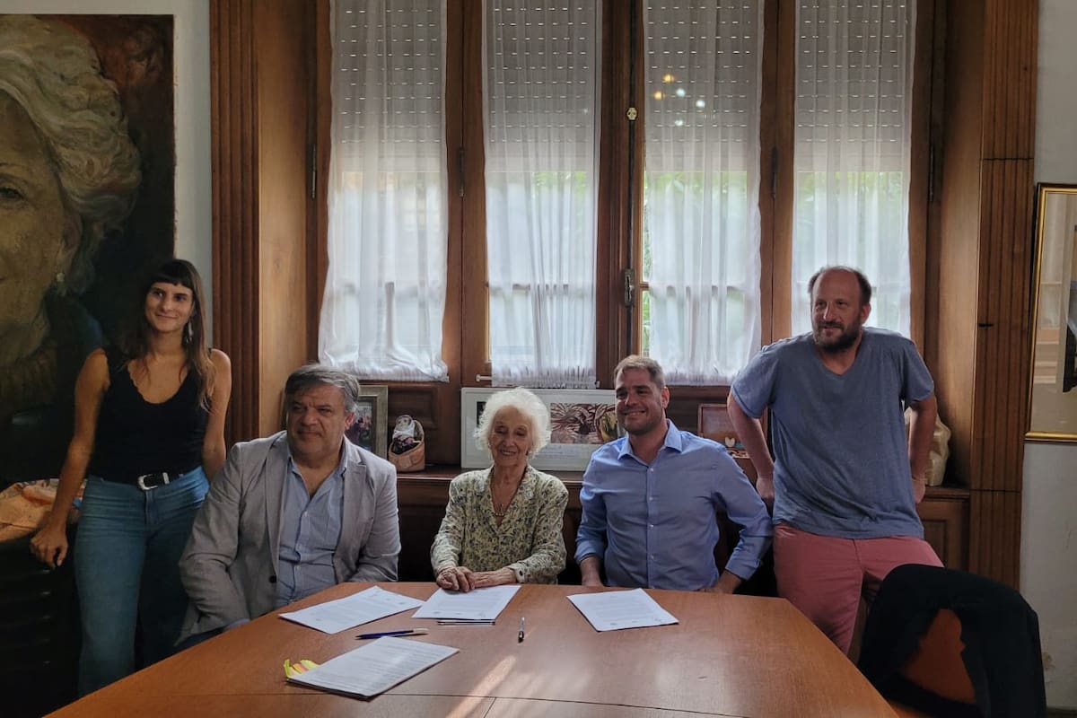 De izquierda a derecha: Carolina Villella, coordinadora jurídica de Abuelas de Plaza de Mayo; Guillermo Durán, decano de la Facultad de Ciencias Exactas y Naturales de la UBA; Estela de Carlotto, presidenta de la organización Abuelas de Plaza de Mayor; Edgar Altszyler, FUNDADOR de Quantit; y el investigador de CONICET y docente de esa casa de estudios, Juan Kamienkowski. Crédito: Abuelas de Plaza de Mayo.