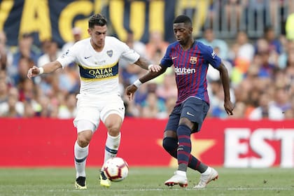 (De izquierda a derecha) Cristian Pavon de CA Boca Juniors, Ousmane Dembele del FC Barcelona durante el partido de Trofeu Joan Gamper entre FC Barcelona y Boca Juniors en el estadio Camp Nou el 15 de agosto de 2018 en Barcelona, España (Foto de VI Images a través de Getty Images)