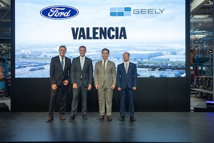De izquierda a derecha: Daniel Ruiz, director de Manufactura de la planta de Valencia; Jim Baumbick, presidente de Ford en Europa; Victor Yang, vicepresidente sénior de Geely Holding Group; Alex Nan, vicepresidente de Geely Auto Group