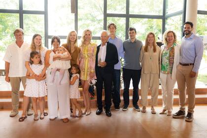 De izquierda a derecha:
Dante Galeazzi (marido de Marité Costantini), Candelaria Muniz Barreto, Mar Sanguinetti,
Marité Costantini con Kahlo a upa, Delfina Muniz Barreto, Lou Sanguinetti, Elina, Eduardo,
Joaquín Muniz Barreto, Gonzalo y Soledad Costantini, junto a Claudia Fantacci y Leonardo
Fernández, madre y hermano de Elina
