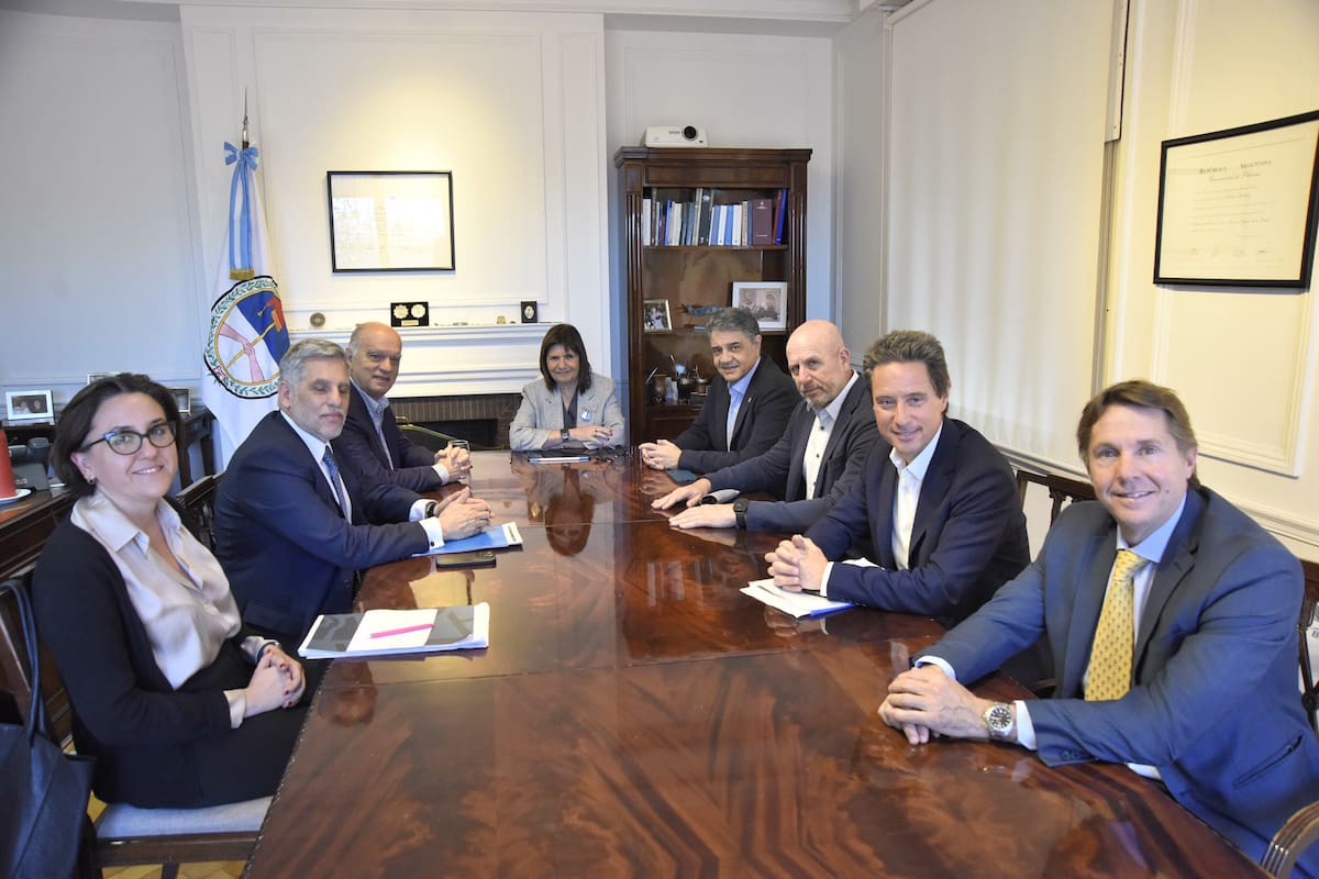 De izquierda a derecha: Desirée Barczuk, Julián Curi, Néstor Grindetti, Patricia Bullrich, Jorge Macri, Waldo Wolff, Gabriel Sánchez Zinny y Gabino Tapia