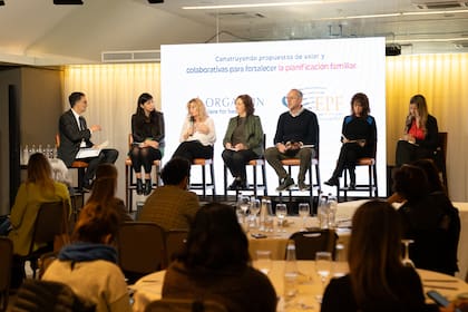 De izquierda a derecha: Dr. Rafael Chaves, Dra. Gisela Stablun, Dra. Sandra Vazquez, Dra. Silvia Oizerovich, Dr. Fabian Portnoy, Lic. Victoria Pedrido, y la Diputada Nacional Silvia Lospennato.