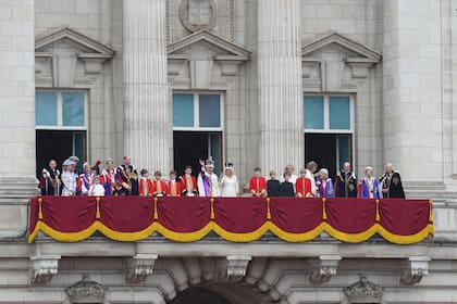 De izquierda a derecha: duques de Edimburgo y sus hijos, Lady Louise y James, conde de Wessex; vicealmirante Sir Timothy Laurence; los príncipe de Gales y sus hijos menores, Charlotte, Louis; Lord Oliver Cholmondeley; príncipe George; Nicholas Barclay; Ralph Tollemache; Sus Majestades; Freddy Parker Bowles; Louis y Gus Lopes; Annabel Elliot; Arthur Elliot; marquesa de Lansdowne; duques de Kent y duques de Gloucester.
