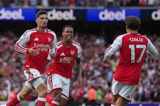 Arsenal lidera la Premier, Augsburg asalta la cima en Alemania y Reyna brilla con gol en Francia