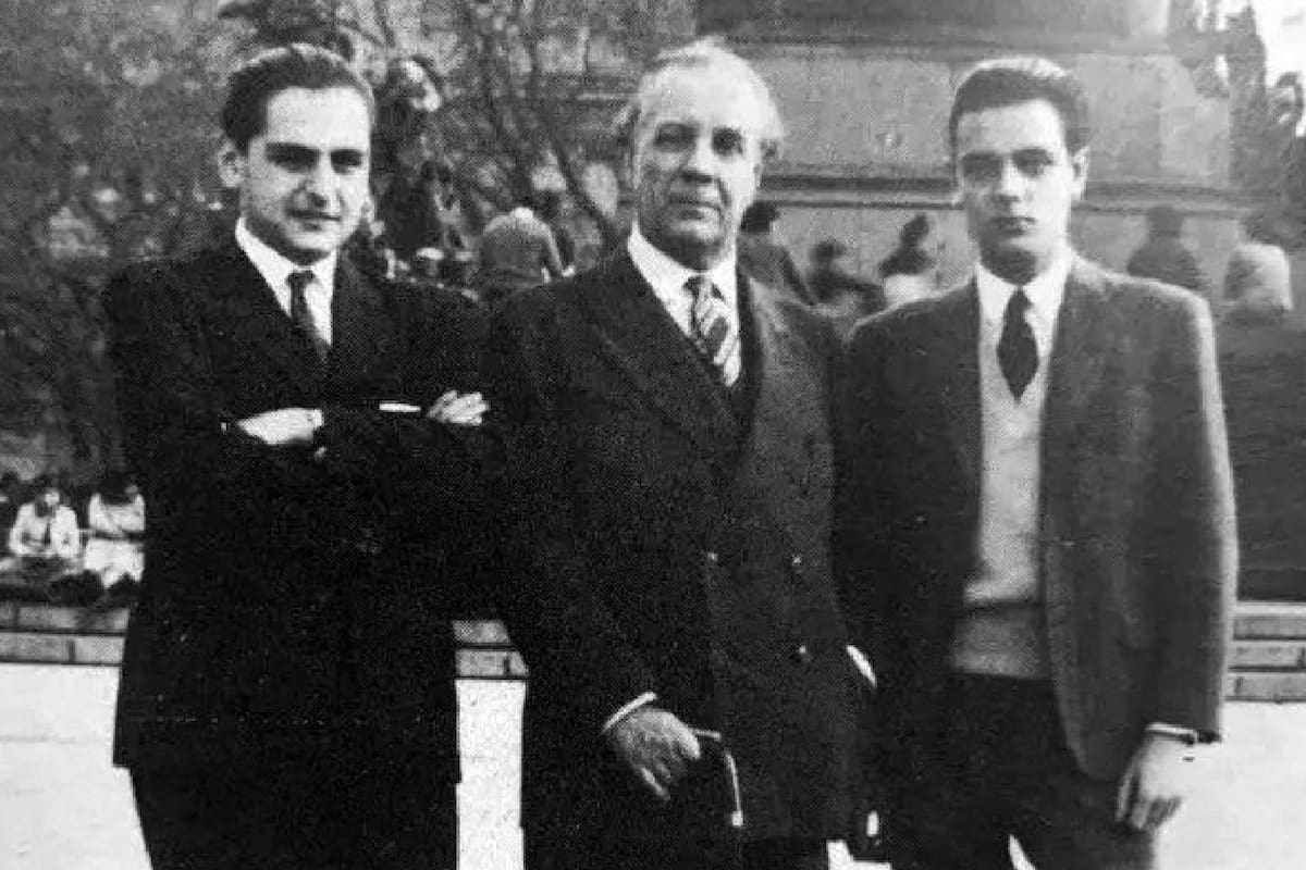 De izquierda a derecha: el diplomático Arnoldo Listre, Jorge Luis Borges y Miguel de Torre, en la plaza San Martín de Buenos Aires; foto del archivo personal de Miguel de Torre Borges, publicada en el libro "Borges, fotos y manuscritos"