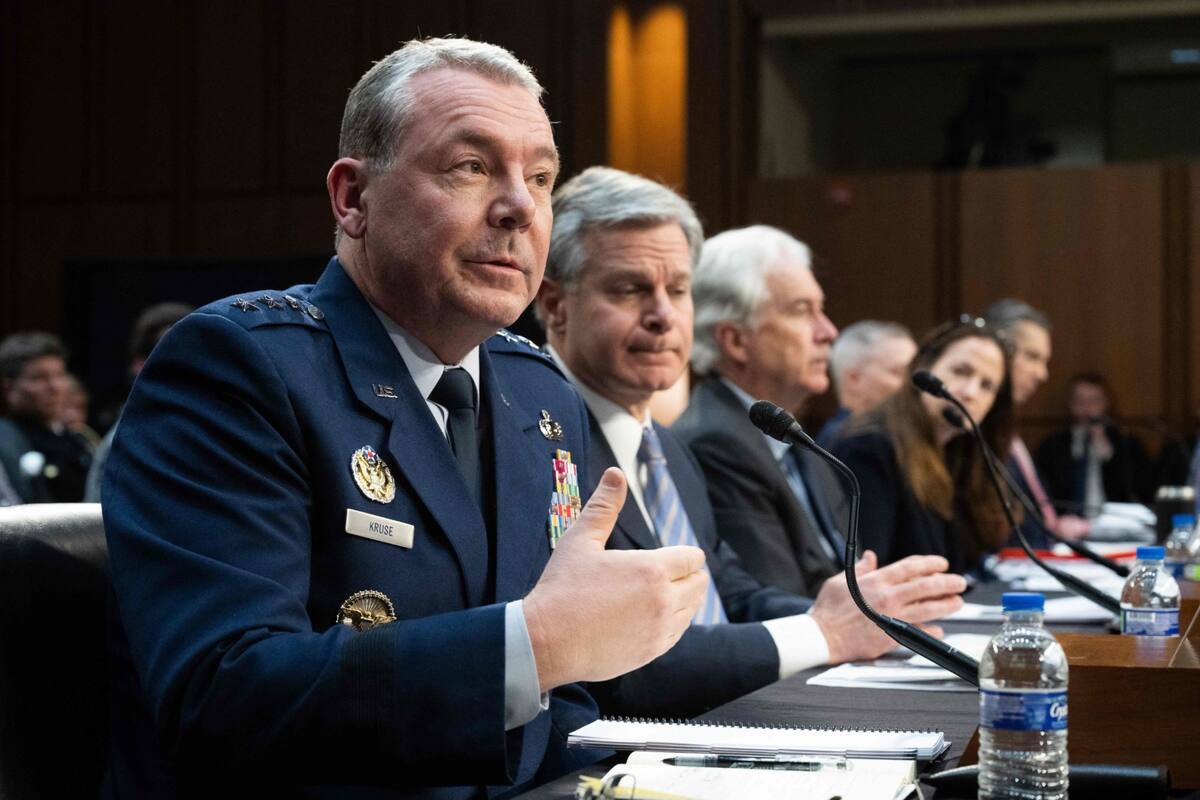 (De izquierda a derecha) El director de la Agencia de Inteligencia de Defensa, el teniente general Jeffrey Kruse, el director del FBI, Christopher Wray, el director de la CIA, William Burns, la directora de Inteligencia Nacional, Avril Haines, el teniente general de la Fuerza Aérea de EE.UU., Timothy Haugh, y el subsecretario de Estado para Inteligencia e Investigación Brett Holmgren testifican durante un Comité Selecto de Inteligencia del Senado sobre la "Evaluación anual de amenazas a nivel mundial" en el edificio de oficinas del Senado Hart, en Capitol Hill en Washington, D.C., el 11 de marzo de 2024 (Foto de Saul Loeb/AFP)