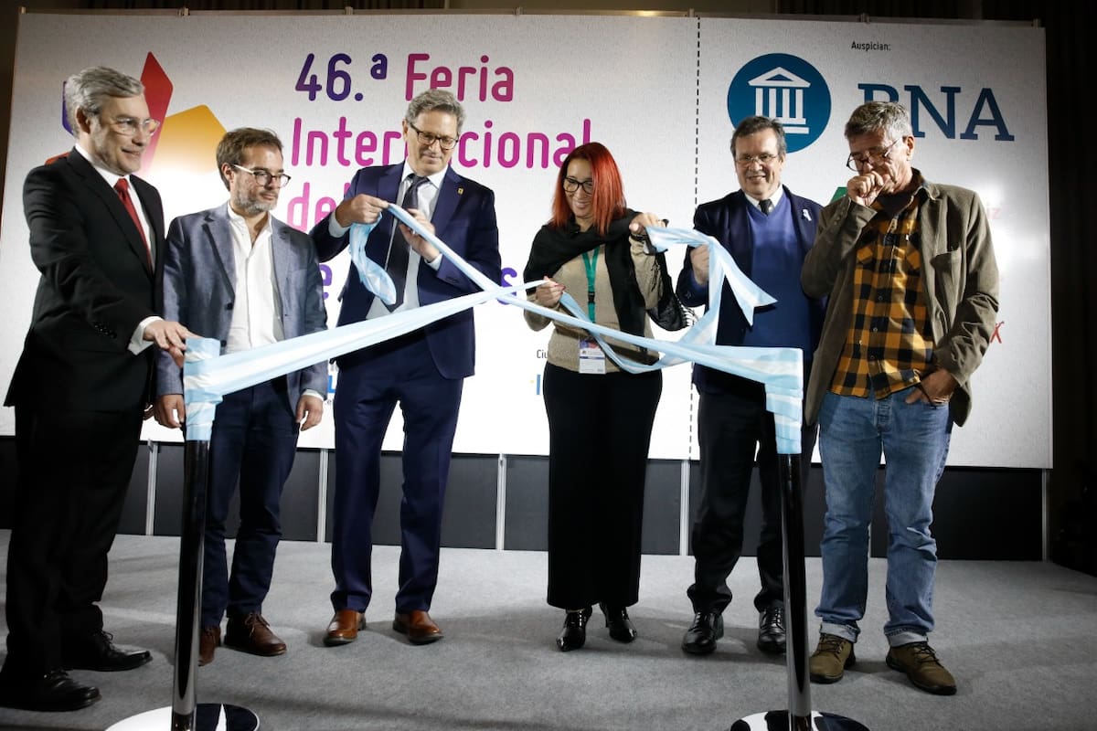 De izquierda a derecha, el director de la Feria del Libro Ezequiel Martínez, el ministro de Cultura porteño Enrique Avogadro, el presidente de la Fundación El Libro Ariel Granica, la representante de La Habana Ciudad Invitada de Honor, el ministro de Cultura de la Nación Tristán Bauer y el escritor Guillermo Saccomanno