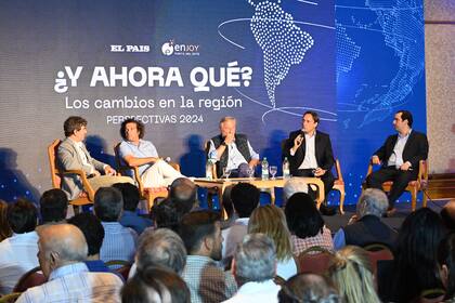 De izquierda a derecha: el director de redacción de El País, Martín Aguirre; Mauricio La Buonora, CEO de La Buonora & Asociados; el expresidente de Fiat Argentina, Cristiano Rattazzi; y l secretario general de Redacción de LA NACION, José Del Rio; Hernán Bonilla, presidente y fundador del Centro de Estudios para el Desarrollo (CED)