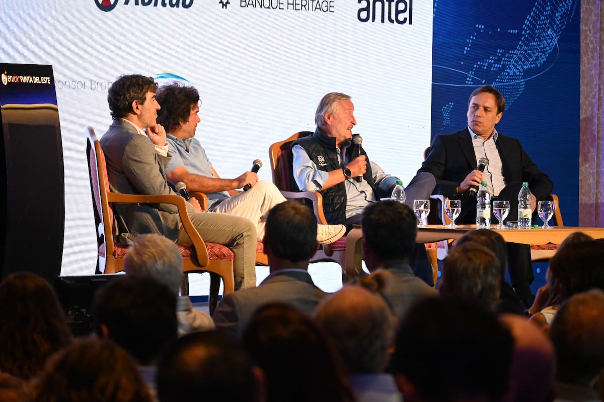 De izquierda a derecha: el director de redacción de El País, Martín Aguirre; Mauricio La Buonora, CEO de La Buonora & Asociados; el expresidente de Fiat Argentina, Cristiano Rattazzi; y el secretario general de Redacción de LA NACION, José Del Rio