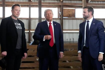 De izquierda a derecha: el director general de Tesla y SpaceX, Elon Musk; el candidato presidencial republicano, el expresidente Donald Trump; y el candidato republicano a la vicepresidencia, el senador JD Vance, republicano por Ohio, asisten a un acto de campaña en el Butler Farm Show, el sábado 5 de octubre de 2024, en Butler, Pensilvania (Foto AP/Alex Brandon).