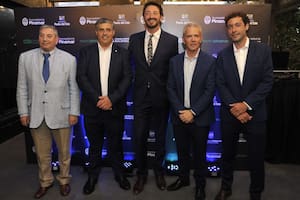 De izquierda a derecha: el embajador Enciso; el alcalde Javier Carballa; el intendente Martín Yeza; Rolando Rozenblum, presidente de la Cámara De Maldonado/Punta del Este; y Juan Ibarburen secretario de turismo de Pinamar.