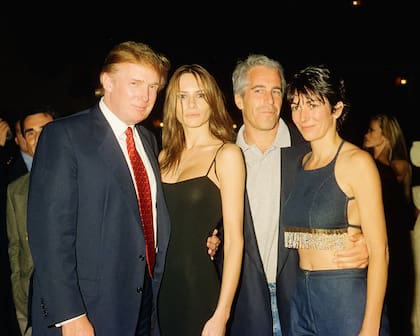 De izquierda a derecha, el empresario inmobiliario estadounidense Donald Trump y su entonces novia —y futura esposa—, la exmodelo Melania Knauss; el financista Jeffrey Epstein, posteriormente condenado por delitos sexuales; y la británica Ghislaine Maxwell, posan juntos en el club Mar-a-Lago, en Palm Beach, Florida, el 12 de febrero de 2000
