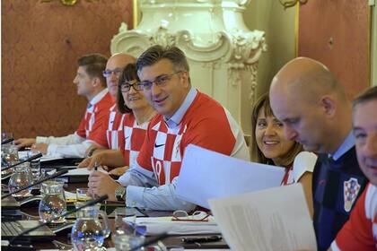 De izquierda a derecha: el ministro de finanzas, dos secretarios de gobierno y Andrej Plenkovic, el primer ministro