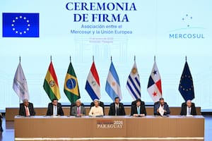 De izquierda a derecha: el presidente de Panama Jose Raul Mulino, de Bolivia, Rodrigo Paz, del Consejo Europeo, Antonio Costa, de la Comisión Europea Ursula von der Leyen; de Paraguay, Santiago Pena; Javier Milei; de Uruguay, Yamandú Orsi y el canciller de Brasil Mauro Vieira, asisten a la ceremonia del acuerdo entre el Mercosur y la UE. (Photo by Luis ROBAYO / AFP)
