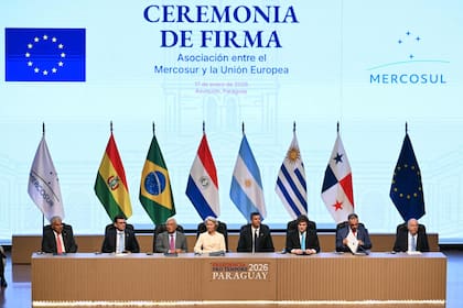 De izquierda a derecha: el presidente de Panama Jose Raul Mulino, de Bolivia, Rodrigo Paz, del Consejo Europeo, Antonio Costa, de la Comisión Europea Ursula von der Leyen; de Paraguay, Santiago Pena; Javier Milei; de Uruguay, Yamandú Orsi y el canciller de Brasil Mauro Vieira, asisten a la ceremonia del acuerdo entre el Mercosur y la UE. (Photo by Luis ROBAYO / AFP)