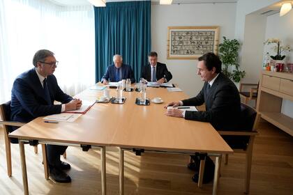 De izquierda a derecha, el presidente de Serbia, Aleksandar Vucic, el jefe de política exterior de la Unión Europea, Josep Borrell, el representante especial de la UE, Miroslav Lajcak, y el primer ministro de Kosovo, Albin Kurti, se reúnen en Bruselas, el jueves 14 de septiembre de 2023.