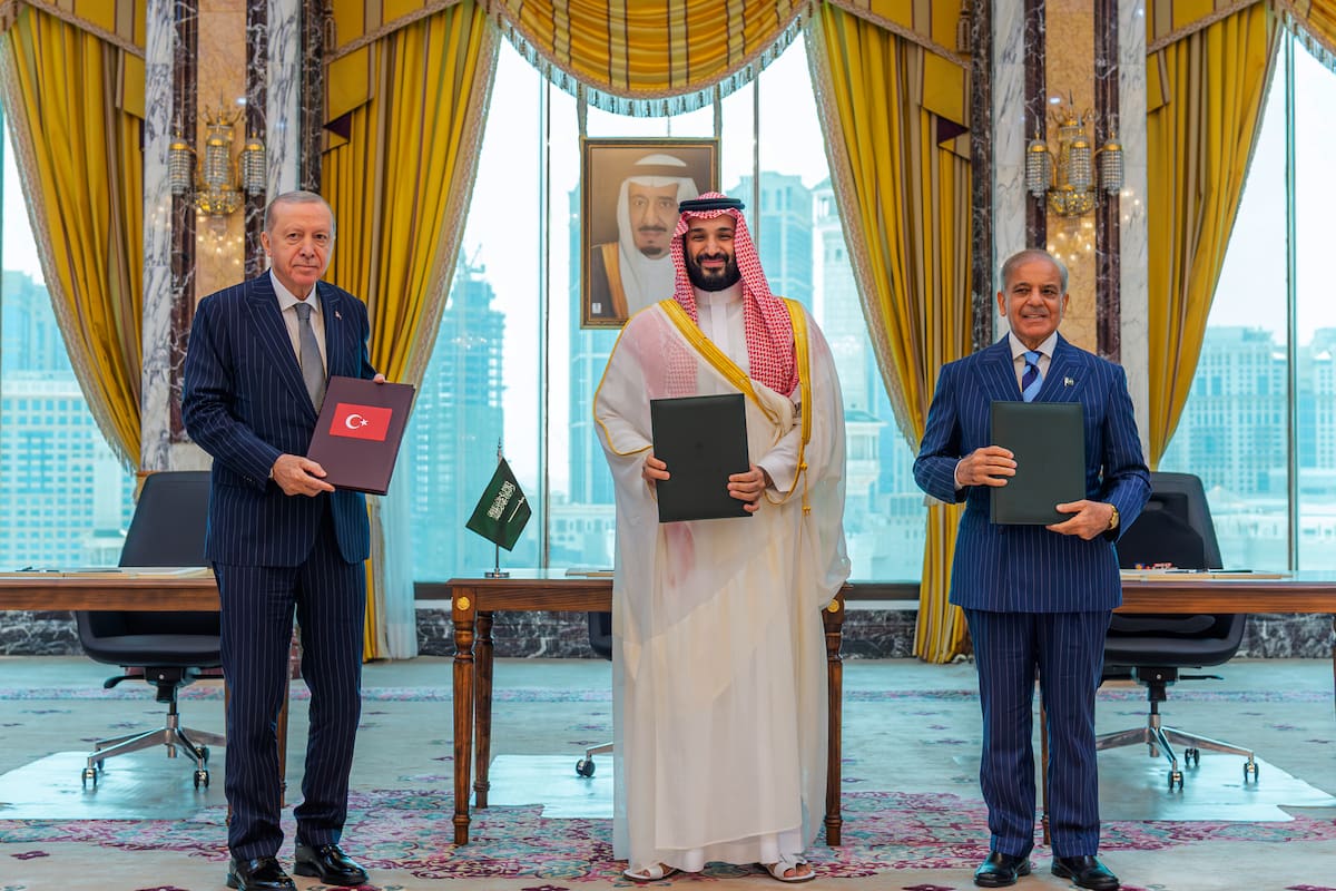 De izquierda a derecha, el presidente turco Recep Tayyip Erdogan, el príncipe heredero saudí Mohamme