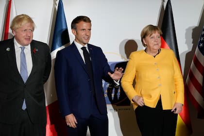 De izquierda a derecha, el primer ministro británico, Boris Johnson; el presidente de Francia, Emmanuel Macron; la canciller de Alemania, Angela Merkel, y el presidente de Estados Unidos, Joe Biden, posan para la prensa antes de una reunión en el centro de conferencias de La Nuvola durante una cumbre del G20 en Roma, el sábado 30 de octubre de 2021. (AP Foto/Kirsty Wigglesworth, Pool)