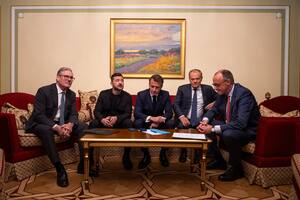 De izquierda a derecha, el primer ministro británico, Keir Starmer, el presidente de Ucrania, Volodymyr Zelensky; el presidente d Francia, Emmanuel Macron; el primer ministro polaco, Donald Tusk, y el canciller alemán, Friedrich Merz, hacen una llamada con el presidente de Estados Unidos, Donald Trump, desde Kiev, Ucrania, el sábado 10 de mayo de 2025