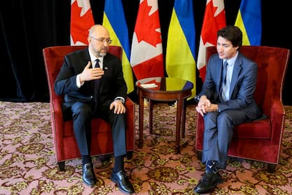 De izquierda a derecha, el primer ministro de Ucrania, Denys Shmyhal, junto a Justin Trudeau, primer ministro de Canadá
