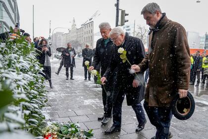De izquierda a derecha, el primer ministro de Baviera, Markus Soeder; el presidente de Alemania, Frank-Walter Steinmeier, y el alcalde de Múnich, Dieter Reiter, depositan flores en el lugar donde una camioneta se estrelló contra una manifestación de Ver.di en la víspera, el Múnich, Alemania, el 14 de febrero de 2025. (AP Foto/Ebrahim Noroozi)