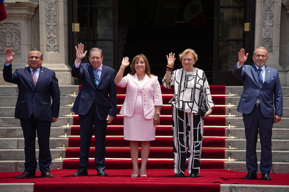 De izquierda a derecha, el primer ministro peruano, Gustavo Adrianzén; el líder opositor venezolano Edmundo González Urrutia; la presidenta peruana, Dina Boluarte; la esposa de González, Mercedes López, y el canciller de Perú, Elmer Schialer, saludan en el palacio presidencial, en Lima
