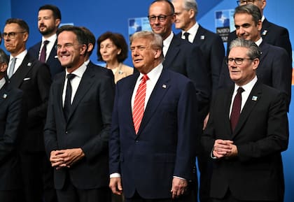 De izquierda a derecha, el secretario general de la OTAN, Mark Rutte, el presidente estadounidense Donald Trump y el primer ministro británico, Keir Starmer, posan con líderes de países miembros de la OTAN en la cumbre de la alianza en La Haya, Holanda, el miércoles 25 de junio de 2025.