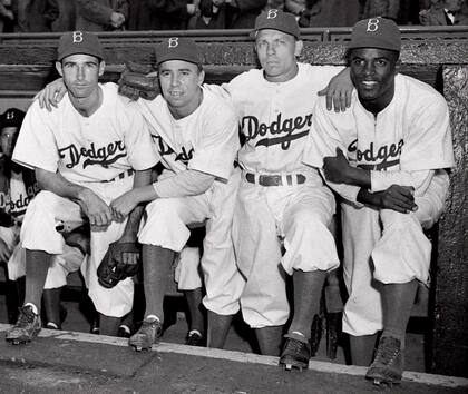 De izquierda a derecha, el tercera base John Jorgensen, el campocorto Pee Wee Reese, el segunda base Eddie Stanky, y el primera base Jackie Robinson antes de que este último rompiera la barrera racial del béisbol en el Ebbets Field de Brooklyn, Nueva York, el 15 de abril de 1947 (Crédito: Harry Harris/Associated Press)