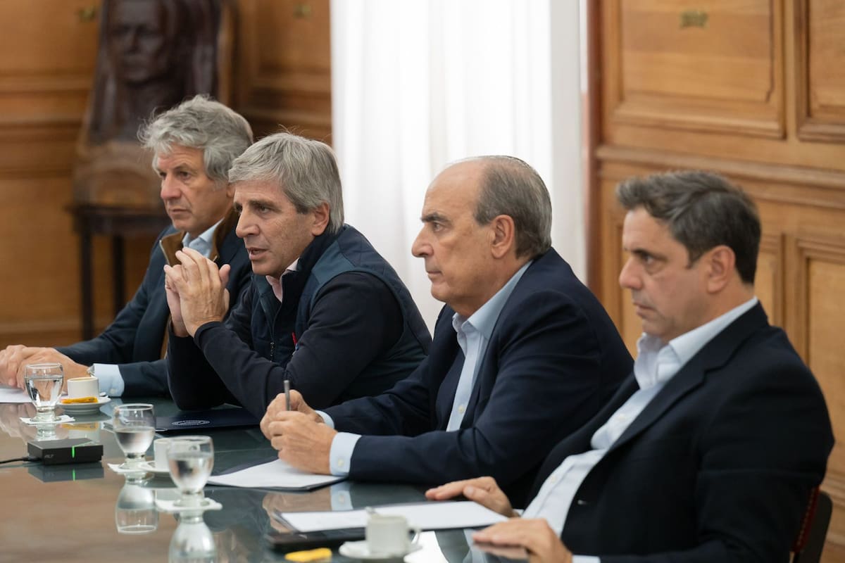 De izquierda a derecha: el titular de ARCA, Juan Pazo; el ministro de Economía, Luis "Toto" Caputo; el jefe de Gabinete, Guillermo Francos, y el vicejefe del área, Lisandro Catalán