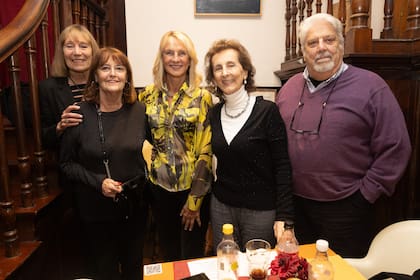 De izquierda a derecha: Ema Compagno, Marta Inés Lascano, Marina Blaquier y sus tíos, Victoria Francomano y Roberto Picardi