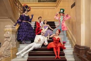 Los encantadores personajes de Alicia se preparan para hacer el País de las Maravillas en el Teatro Colón