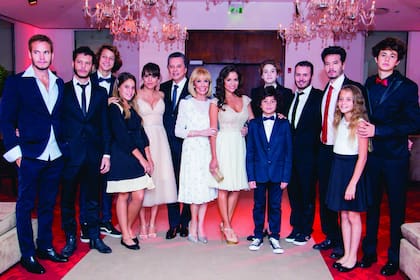 De izquierda a derecha: Emanuel, Luis, Bautista e India (los hijos de Emanuel), Rosario, Palito, Evangelina, Julieta, Benito (su hijo), Paloma (hija de Sebastián), Martín, Sebastián, Helena y Dante (también de Sebastián).