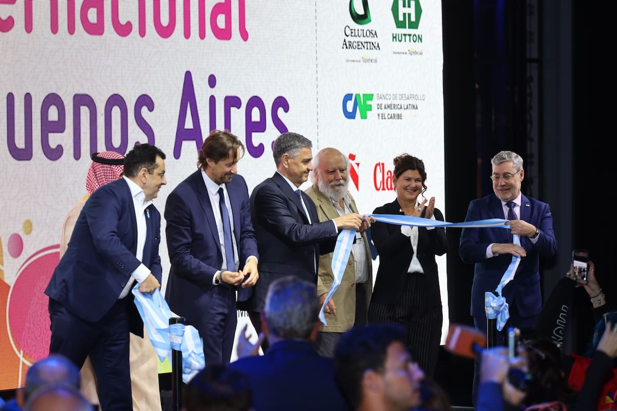 De izquierda a derecha, en el tradicional corte de la cinta inaugural: el Secretario de Cultura de la Nación Leonardo Cifelli, el presidente de la Fundación El Libro Christian Rainone, el Jefe de Gobierno porteño Jorge Macri, el escritor Juan Sasturain, la ministra de Cultura de la ciudad Gabriela Ricardes y el director de la Feria Ezequiel Martínez