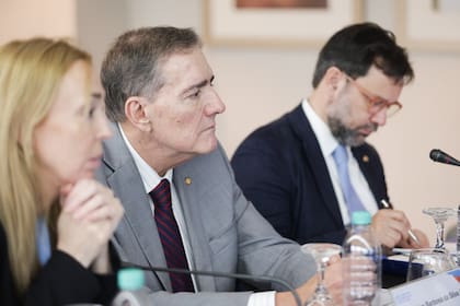De izquierda a derecha: Eva Jané Llopis, representante de OPS en Argentina; Jarbas Barbosa, director de la OPS, y Santiago Cornejo, gerente ejecutivo de los Fondos Rotatorios Regionales de la OPS